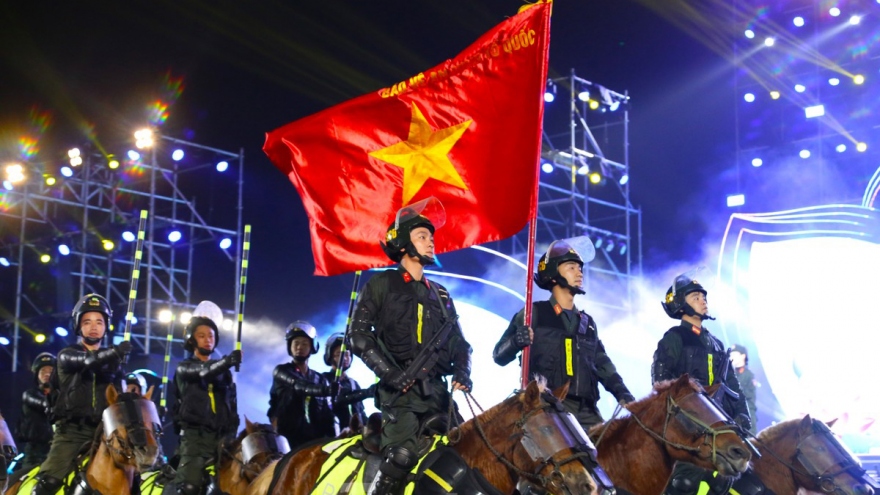 Vietnamese cavalry mobile police force puts in impressive performance